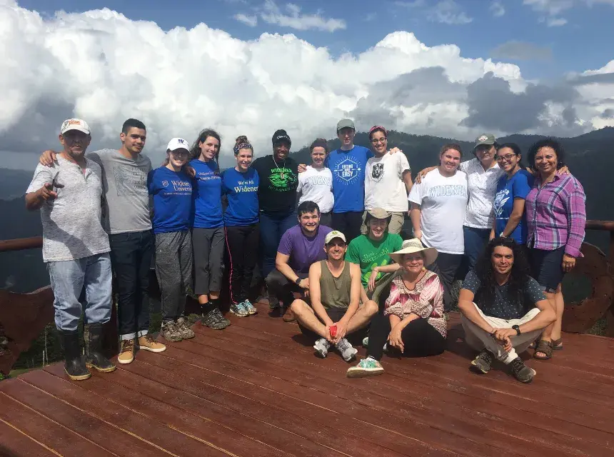 students study in Costa Rica