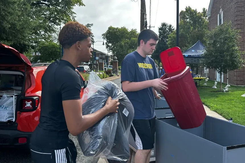 Students unload vehicles at move in