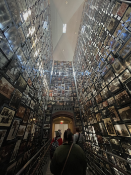 The Wall-of-Remembrance in the Holocaust Muesum 