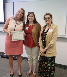 Jane Oeffner accepts the 2024 Lindy Award.