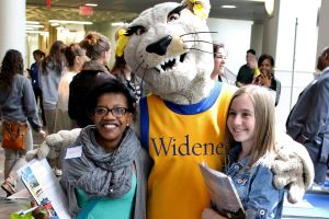 students pose with widener mascot