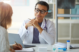 Advanced clinical nurse in hospital setting 300x200 Advanced clinical nurse speaking to patient in hospital setting