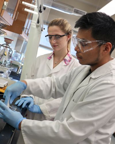 Students in Lab Undergraduate Academics