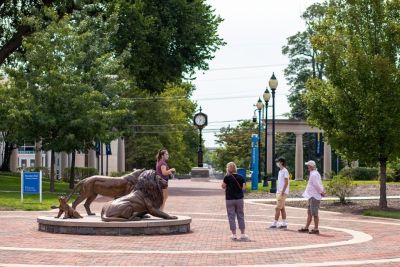 Widener student talking with prospective student and family on campus tour