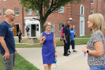 President Julie Wollman welcomes parents of incoming students at move-in day