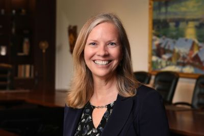 Stacey Robertson headshot