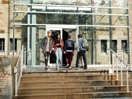 Students leaving academic building (international engineering) 500x375 Group of students coming in and out of an academic building
